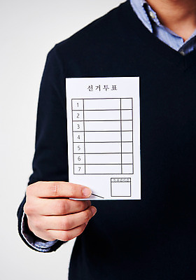 포토 JPG 스튜디오촬영 남자 실내 한명 들기 사람 상반신 성인 한국인 선거 사회이슈 투표용지 보여주기 유권자 국내포토 1 컨셉 모션 동양인 내부 투표 민주주의 파일형식
