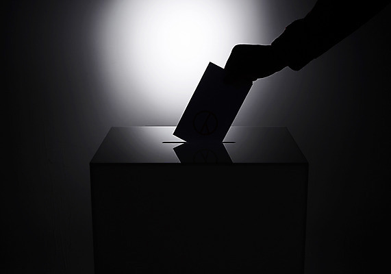 포토 JPG 스튜디오촬영 손 실내 한명 사람 성인 신체부위 어둠 선거 사회이슈 투표용지 투표함 넣기 국내포토 1 컨셉 모션 내부 투표 민주주의 파일형식