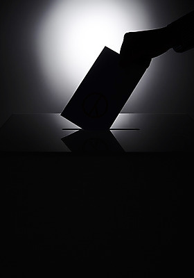 포토 JPG 스튜디오촬영 손 실내 한명 사람 성인 신체부위 어둠 투표 선거 사회이슈 투표함 넣기 국내포토 1 컨셉 모션 내부 민주주의 파일형식