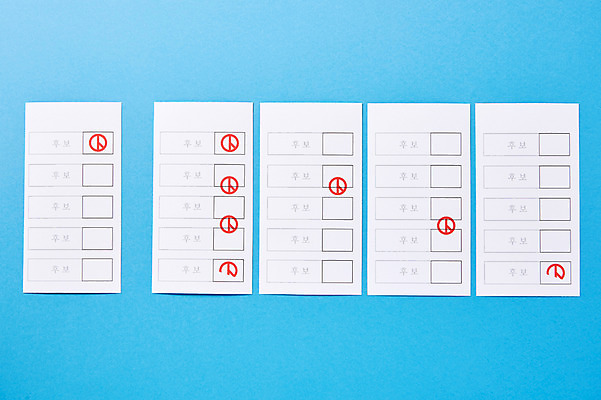 포토 JPG 스튜디오촬영 실내 사람없음 사각형 투표 선거 사회이슈 오브젝트 투표용지 명단 후보 기표문양 무효표 국내포토 도형 문양 컨셉 내부 민주주의 파일형식