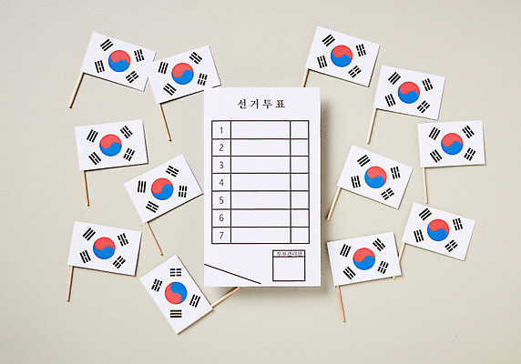 포토 JPG 스튜디오촬영 실내 근접촬영 사람없음 여러개 깃발 태극기 선거 사회이슈 오브젝트 투표용지 국내포토 뷰포인트 다수 컨셉 내부 국기 투표 민주주의 파일형식