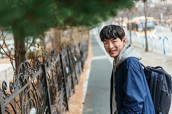 포토 JPG 주간 남자 한명 서기 미소 사람 상반신 20대 성인 야외 옆모습 청춘 한국인 보행로 백팩 성인남자한명만 국내포토 자연요소 1 길 뷰포인트 컨셉 가방 모션 표정 동양인 청년 남자한명만 성인남자만 파일형식