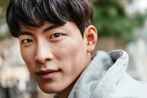 포토 JPG 주간 응시 남자 얼굴 한명 서기 사람 근접촬영 상반신 20대 성인 야외 옆모습 청춘 한국인 성인남자한명만 국내포토 자연요소 1 시선 뷰포인트 컨셉 모션 동양인 청년 신체부위 남자한명만 성인남자만 파일형식