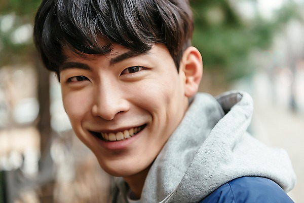 포토 JPG 주간 남자 얼굴 한명 서기 미소 사람 근접촬영 상반신 20대 성인 야외 옆모습 청춘 한국인 성인남자한명만 국내포토 자연요소 1 뷰포인트 컨셉 모션 표정 동양인 청년 신체부위 남자한명만 성인남자만 파일형식