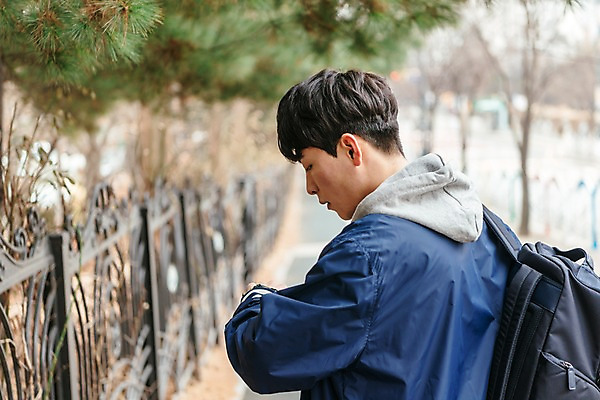 포토 JPG 주간 남자 한명 서기 사람 상반신 20대 성인 야외 옆모습 청춘 한국인 보행로 손목시계 백팩 시계보기 성인남자한명만 국내포토 자연요소 1 길 뷰포인트 시계 컨셉 가방 장신구 모션 동양인 청년 남자한명만 성인남자만 파일형식