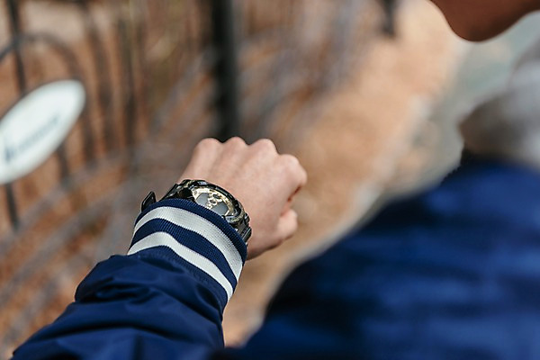 포토 JPG 주간 손 남자 한명 서기 사람 근접촬영 상반신 20대 성인 야외 아웃포커스 신체부위 청춘 한국인 보행로 손목시계 시계보기 성인남자한명만 국내포토 자연요소 1 길 뷰포인트 시계 컨셉 장신구 모션 촬영기법 동양인 청년 남자한명만 성인남자만 파일형식