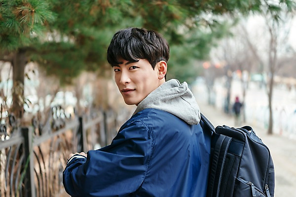 포토 JPG 주간 응시 남자 한명 서기 사람 상반신 20대 성인 야외 뒷모습 청춘 한국인 뒤돌아보기 보행로 백팩 성인남자한명만 국내포토 자연요소 1 시선 길 뷰포인트 컨셉 가방 모션 동양인 청년 남자한명만 성인남자만 파일형식