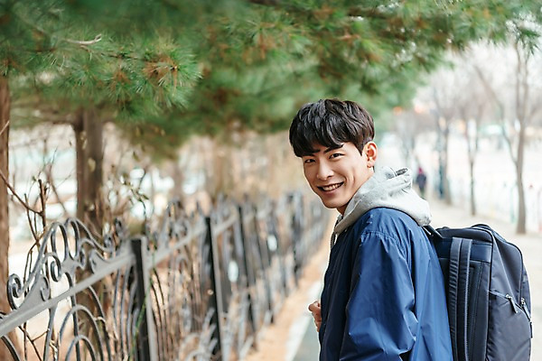 포토 JPG 주간 남자 한명 서기 미소 사람 상반신 20대 성인 야외 옆모습 청춘 한국인 보행로 백팩 성인남자한명만 국내포토 자연요소 1 길 뷰포인트 컨셉 가방 모션 표정 동양인 청년 남자한명만 성인남자만 파일형식