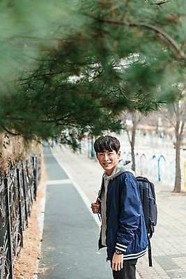 포토 JPG 주간 남자 한명 서기 미소 사람 상반신 20대 성인 야외 옆모습 청춘 한국인 보행로 백팩 성인남자한명만 국내포토 자연요소 1 길 뷰포인트 컨셉 가방 모션 표정 동양인 청년 남자한명만 성인남자만 파일형식