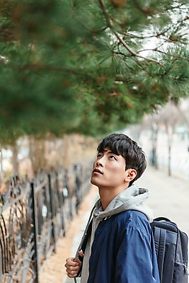 포토 JPG 주간 응시 남자 한명 서기 사람 상반신 20대 성인 야외 옆모습 청춘 한국인 올려보기 보행로 백팩 성인남자한명만 국내포토 자연요소 1 시선 길 뷰포인트 컨셉 가방 모션 동양인 청년 남자한명만 성인남자만 파일형식