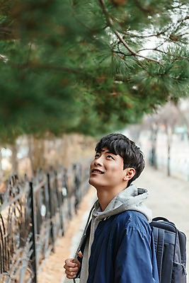 포토 JPG 주간 응시 남자 한명 서기 미소 사람 상반신 20대 성인 야외 옆모습 청춘 한국인 올려보기 보행로 백팩 성인남자한명만 국내포토 자연요소 1 시선 길 뷰포인트 컨셉 가방 모션 표정 동양인 청년 남자한명만 성인남자만 파일형식