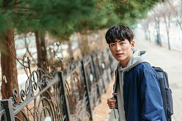 포토 JPG 주간 응시 남자 가방 한명 서기 사람 상반신 20대 성인 야외 옆모습 청춘 한국인 보행로 백팩 성인남자한명만 국내포토 자연요소 1 시선 잡화 길 뷰포인트 컨셉 모션 동양인 청년 남자한명만 성인남자만 파일형식