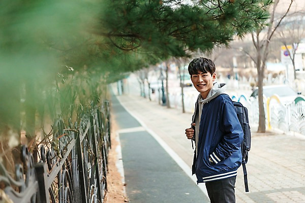 포토 JPG 주간 남자 가방 한명 서기 미소 사람 상반신 20대 성인 야외 옆모습 청춘 한국인 보행로 백팩 성인남자한명만 국내포토 자연요소 1 잡화 길 뷰포인트 컨셉 모션 표정 동양인 청년 남자한명만 성인남자만 파일형식