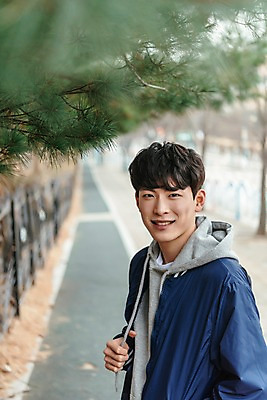 포토 JPG 주간 응시 남자 가방 한명 서기 미소 사람 상반신 20대 성인 야외 옆모습 청춘 한국인 보행로 백팩 성인남자한명만 국내포토 자연요소 1 시선 잡화 길 뷰포인트 컨셉 모션 표정 동양인 청년 남자한명만 성인남자만 파일형식