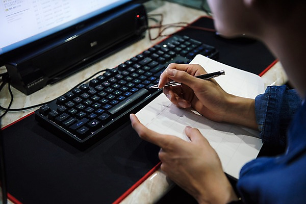 포토 JPG 손 남자 실내 한명 사람 앉기 근접촬영 20대 성인 신체부위 컴퓨터 청춘 펜 다이어리 한국인 계획 확인 아르바이트 피씨방 성인남자한명만 최저임금 비정규직 국내포토 1 뷰포인트 컨셉 비즈니스 모션 동양인 청년 내부 경제 전자제품 필기구 사무용품 남자한명만 성인남자만 파일형식