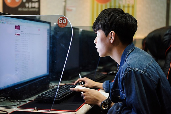포토 JPG 응시 남자 실내 한명 사람 앉기 상반신 20대 성인 옆모습 컴퓨터 청춘 모니터 한국인 계획 확인 아르바이트 피씨방 성인남자한명만 최저임금 비정규직 국내포토 1 시선 뷰포인트 컨셉 비즈니스 모션 동양인 청년 내부 경제 전자제품 남자한명만 성인남자만 파일형식