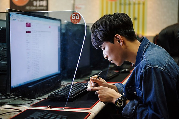 포토 JPG 응시 남자 실내 한명 사람 앉기 상반신 20대 성인 옆모습 컴퓨터 청춘 펜 다이어리 한국인 계획 확인 아르바이트 피씨방 성인남자한명만 최저임금 비정규직 국내포토 1 시선 뷰포인트 컨셉 비즈니스 모션 동양인 청년 내부 경제 전자제품 필기구 사무용품 남자한명만 성인남자만 파일형식