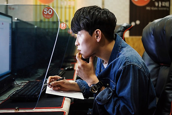 포토 JPG 응시 남자 실내 한명 사람 앉기 상반신 20대 성인 옆모습 컴퓨터 청춘 모니터 한국인 계획 확인 아르바이트 피씨방 성인남자한명만 최저임금 비정규직 국내포토 1 시선 뷰포인트 컨셉 비즈니스 모션 동양인 청년 내부 경제 전자제품 남자한명만 성인남자만 파일형식