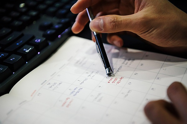 포토 JPG 손 남자 실내 한명 사람 앉기 근접촬영 20대 성인 신체부위 청춘 펜 다이어리 한국인 계획 확인 피씨방 성인남자한명만 국내포토 1 뷰포인트 컨셉 모션 동양인 청년 내부 필기구 사무용품 남자한명만 성인남자만 파일형식