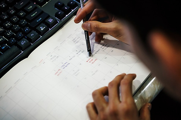 포토 JPG 손 남자 실내 한명 사람 앉기 근접촬영 20대 성인 신체부위 청춘 펜 다이어리 한국인 키보드 계획 확인 피씨방 성인남자한명만 국내포토 1 뷰포인트 컨셉 모션 동양인 청년 내부 필기구 사무용품 남자한명만 성인남자만 파일형식