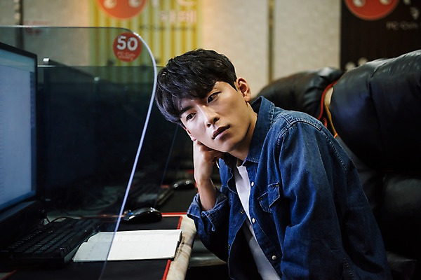 포토 JPG 응시 남자 생각 실내 한명 사람 앉기 상반신 20대 성인 옆모습 컴퓨터 청춘 공책 턱괴기 한국인 고민 아르바이트 피씨방 성인남자한명만 최저임금 비정규직 국내포토 1 시선 감정 뷰포인트 컨셉 비즈니스 모션 문구용품 동양인 청년 내부 경제 전자제품 남자한명만 성인남자만 파일형식