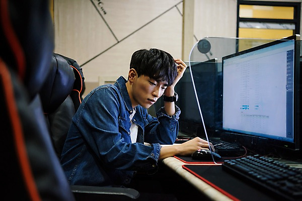 포토 JPG 응시 남자 실내 한명 사람 앉기 상반신 20대 성인 옆모습 컴퓨터 청춘 모니터 한국인 고민 아르바이트 피씨방 성인남자한명만 최저임금 비정규직 국내포토 1 시선 감정 뷰포인트 컨셉 비즈니스 모션 동양인 청년 내부 경제 전자제품 남자한명만 성인남자만 파일형식