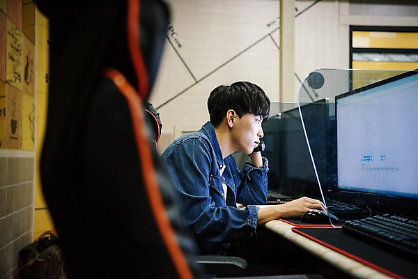 포토 JPG 응시 남자 생각 실내 한명 사람 앉기 상반신 20대 성인 옆모습 컴퓨터 청춘 모니터 한국인 고민 아르바이트 피씨방 성인남자한명만 최저임금 비정규직 국내포토 1 시선 감정 뷰포인트 컨셉 비즈니스 모션 동양인 청년 내부 경제 전자제품 남자한명만 성인남자만 파일형식