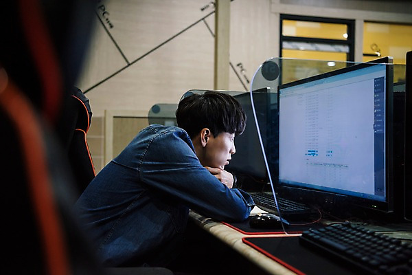 포토 JPG 응시 남자 생각 실내 한명 사람 앉기 상반신 20대 성인 옆모습 컴퓨터 청춘 모니터 한국인 고민 아르바이트 피씨방 성인남자한명만 최저임금 비정규직 국내포토 1 시선 감정 뷰포인트 컨셉 비즈니스 모션 동양인 청년 내부 경제 전자제품 남자한명만 성인남자만 파일형식