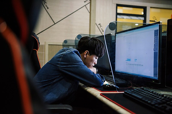 포토 JPG 응시 남자 실내 한명 사람 앉기 상반신 20대 성인 옆모습 컴퓨터 청춘 모니터 한국인 고민 아르바이트 피씨방 성인남자한명만 최저임금 비정규직 국내포토 1 시선 감정 뷰포인트 컨셉 비즈니스 모션 동양인 청년 내부 경제 전자제품 남자한명만 성인남자만 파일형식