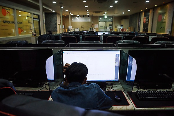 포토 JPG 응시 남자 생각 실내 한명 사람 앉기 상반신 20대 성인 뒷모습 컴퓨터 청춘 모니터 한국인 아르바이트 피씨방 성인남자한명만 최저임금 비정규직 국내포토 1 시선 뷰포인트 컨셉 비즈니스 모션 동양인 청년 내부 경제 전자제품 남자한명만 성인남자만 파일형식