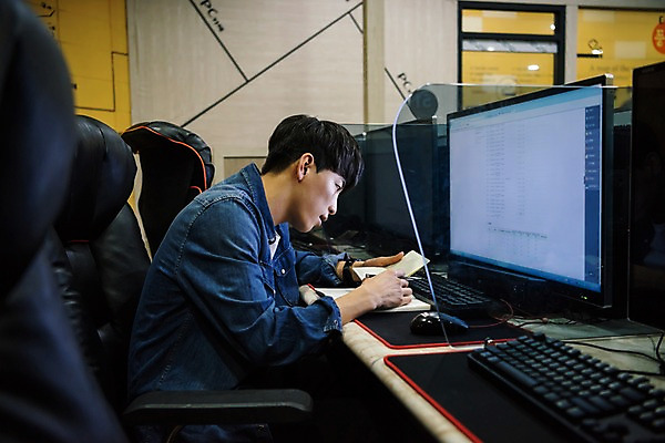 포토 JPG 응시 남자 실내 한명 사람 앉기 상반신 20대 성인 옆모습 컴퓨터 청춘 펜 모니터 한국인 통장 아르바이트 피씨방 성인남자한명만 최저임금 비정규직 국내포토 1 시선 뷰포인트 컨셉 비즈니스 모션 동양인 청년 내부 금융 경제 전자제품 필기구 남자한명만 성인남자만 파일형식