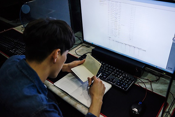 포토 JPG 응시 남자 실내 한명 사람 앉기 상반신 20대 성인 뒷모습 컴퓨터 청춘 모니터 한국인 통장 아르바이트 피씨방 성인남자한명만 최저임금 비정규직 국내포토 1 시선 뷰포인트 컨셉 비즈니스 모션 동양인 청년 내부 금융 경제 전자제품 남자한명만 성인남자만 파일형식