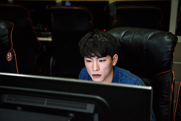 포토 JPG 응시 남자 생각 실내 한명 사람 앉기 상반신 20대 성인 앞모습 컴퓨터 청춘 모니터 한국인 아르바이트 피씨방 성인남자한명만 최저임금 비정규직 국내포토 1 시선 뷰포인트 컨셉 비즈니스 모션 동양인 청년 내부 경제 전자제품 남자한명만 성인남자만 파일형식