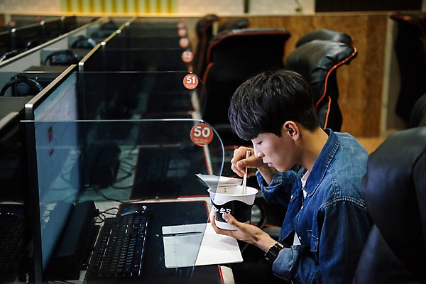 포토 JPG 남자 실내 한명 사람 앉기 상반신 20대 성인 옆모습 컴퓨터 청춘 하이앵글 한국인 먹기 아르바이트 컵라면 피씨방 성인남자한명만 최저임금 비정규직 국내포토 1 뷰포인트 컨셉 비즈니스 모션 동양인 청년 내부 경제 전자제품 라면 남자한명만 성인남자만 파일형식