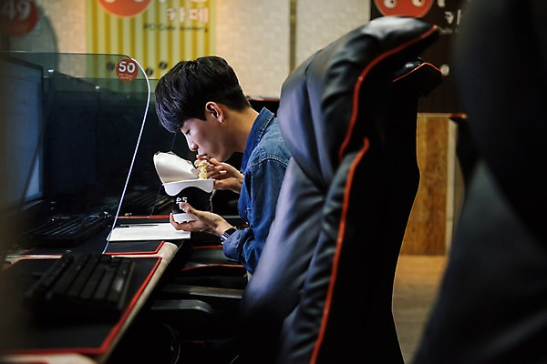 포토 JPG 남자 실내 한명 사람 앉기 상반신 20대 성인 옆모습 컴퓨터 청춘 한국인 먹기 아르바이트 컵라면 피씨방 성인남자한명만 최저임금 비정규직 국내포토 1 뷰포인트 컨셉 비즈니스 모션 동양인 청년 내부 경제 전자제품 라면 남자한명만 성인남자만 파일형식