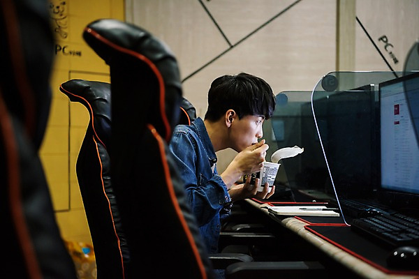 포토 JPG 응시 남자 실내 한명 사람 앉기 상반신 20대 성인 옆모습 컴퓨터 청춘 한국인 먹기 아르바이트 컵라면 피씨방 성인남자한명만 최저임금 비정규직 국내포토 1 시선 뷰포인트 컨셉 비즈니스 모션 동양인 청년 내부 경제 전자제품 라면 남자한명만 성인남자만 파일형식