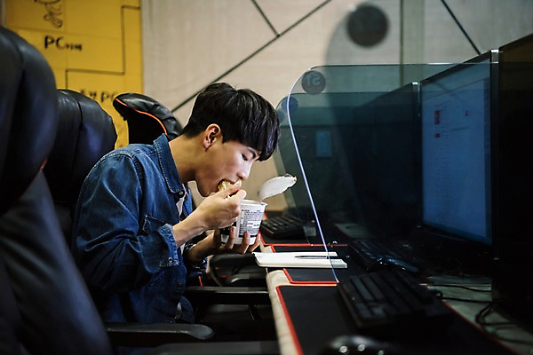 포토 JPG 남자 실내 한명 사람 앉기 상반신 20대 성인 옆모습 컴퓨터 청춘 펜 공책 한국인 먹기 아르바이트 컵라면 피씨방 성인남자한명만 최저임금 비정규직 국내포토 1 뷰포인트 컨셉 비즈니스 모션 문구용품 동양인 청년 내부 경제 전자제품 필기구 라면 남자한명만 성인남자만 파일형식