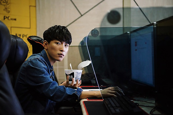 포토 JPG 응시 남자 실내 한명 들기 사람 앉기 상반신 20대 성인 옆모습 컴퓨터 청춘 한국인 아르바이트 컵라면 피씨방 성인남자한명만 최저임금 비정규직 국내포토 1 시선 뷰포인트 컨셉 비즈니스 모션 동양인 청년 내부 경제 전자제품 라면 남자한명만 성인남자만 파일형식