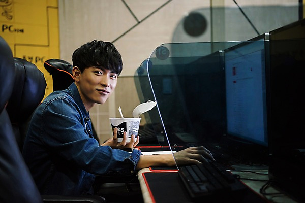 포토 JPG 남자 실내 한명 미소 들기 사람 앉기 상반신 20대 성인 옆모습 컴퓨터 청춘 한국인 아르바이트 컵라면 피씨방 성인남자한명만 최저임금 비정규직 국내포토 1 뷰포인트 컨셉 비즈니스 모션 표정 동양인 청년 내부 경제 전자제품 라면 남자한명만 성인남자만 파일형식