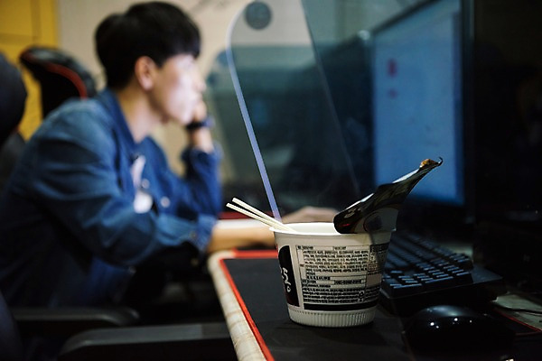 포토 JPG 응시 남자 실내 한명 사람 앉기 상반신 20대 성인 옆모습 아웃포커스 컴퓨터 청춘 한국인 아르바이트 컵라면 피씨방 성인남자한명만 최저임금 비정규직 국내포토 1 시선 뷰포인트 컨셉 비즈니스 모션 촬영기법 동양인 청년 내부 경제 전자제품 라면 남자한명만 성인남자만 파일형식