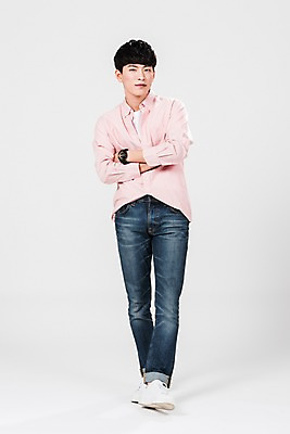 포토 JPG 스튜디오촬영 전신 응시 남자 실내 한명 서기 사람 20대 성인 앞모습 청춘 팔짱 한국인 성인남자한명만 국내포토 1 시선 뷰포인트 컨셉 모션 동양인 청년 내부 남자한명만 성인남자만 파일형식