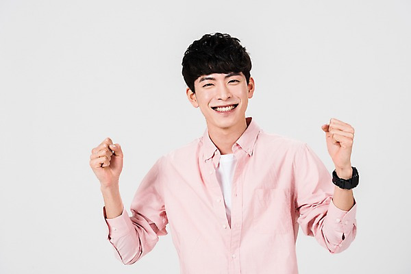 포토 JPG 스튜디오촬영 남자 실내 한명 서기 미소 사람 상반신 20대 성인 앞모습 청춘 파이팅 주먹 한국인 성인남자한명만 국내포토 1 뷰포인트 컨셉 모션 표정 동양인 청년 내부 남자한명만 성인남자만 파일형식