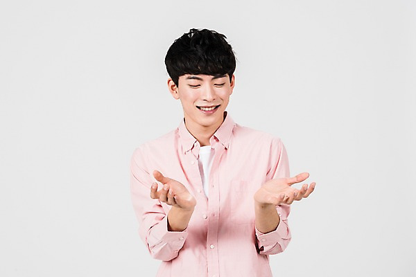 포토 JPG 스튜디오촬영 응시 남자 실내 한명 서기 미소 사람 상반신 20대 성인 앞모습 청춘 한국인 손모으기 성인남자한명만 국내포토 1 시선 뷰포인트 컨셉 모션 표정 동양인 손짓 청년 내부 남자한명만 성인남자만 파일형식