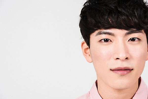 포토 JPG 스튜디오촬영 응시 남자 얼굴 실내 한명 서기 사람 근접촬영 상반신 20대 성인 앞모습 청춘 한국인 성인남자한명만 국내포토 1 시선 뷰포인트 컨셉 모션 동양인 청년 내부 신체부위 남자한명만 성인남자만 파일형식