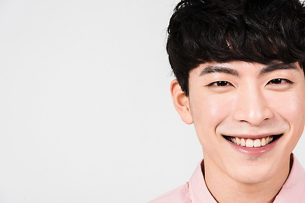 포토 JPG 스튜디오촬영 남자 얼굴 실내 한명 서기 미소 사람 근접촬영 상반신 20대 성인 앞모습 청춘 한국인 성인남자한명만 국내포토 1 뷰포인트 컨셉 모션 표정 동양인 청년 내부 신체부위 남자한명만 성인남자만 파일형식