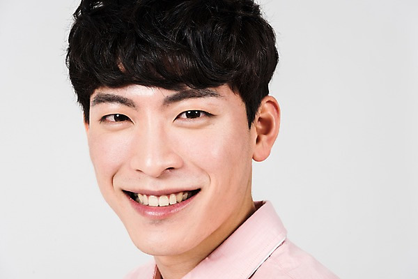 포토 JPG 스튜디오촬영 남자 얼굴 실내 한명 서기 미소 사람 근접촬영 상반신 20대 성인 앞모습 신체부위 청춘 한국인 성인남자한명만 국내포토 1 뷰포인트 컨셉 모션 표정 동양인 청년 내부 남자한명만 성인남자만 파일형식