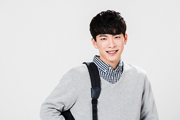 포토 JPG 스튜디오촬영 남자 가방 실내 한명 서기 미소 사람 상반신 20대 성인 앞모습 청춘 한국인 백팩 성인남자한명만 국내포토 1 잡화 뷰포인트 컨셉 모션 표정 동양인 청년 내부 남자한명만 성인남자만 파일형식