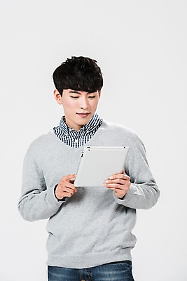 포토 JPG 스튜디오촬영 응시 남자 실내 한명 서기 들기 사람 상반신 20대 성인 앞모습 청춘 태블릿 터치 한국인 성인남자한명만 국내포토 1 시선 뷰포인트 컨셉 모션 동양인 청년 내부 전자제품 스마트기기 남자한명만 성인남자만 파일형식