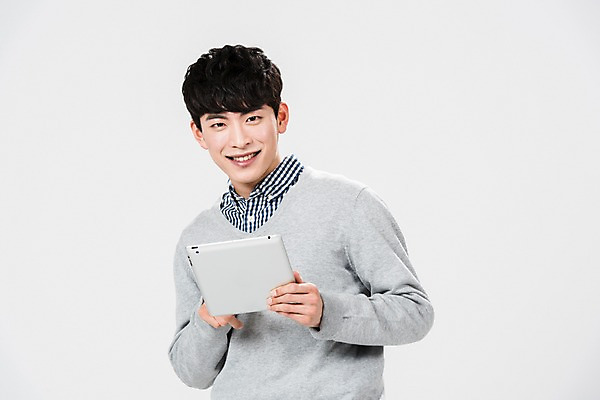 포토 JPG 스튜디오촬영 남자 실내 한명 서기 미소 들기 사람 상반신 20대 성인 앞모습 청춘 태블릿 한국인 성인남자한명만 국내포토 1 뷰포인트 컨셉 모션 표정 동양인 청년 내부 전자제품 스마트기기 남자한명만 성인남자만 파일형식