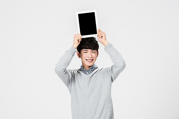 포토 JPG 스튜디오촬영 남자 실내 한명 서기 미소 들기 사람 상반신 20대 성인 앞모습 청춘 태블릿 한국인 성인남자한명만 국내포토 1 뷰포인트 컨셉 모션 표정 동양인 청년 내부 전자제품 스마트기기 남자한명만 성인남자만 파일형식
